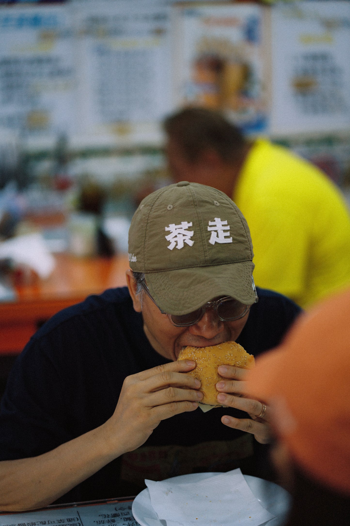 「茶走」cha4 jau2 Cap